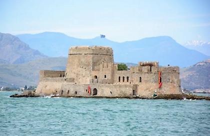 Κινητοποίηση στο Ναύπλιο για σκάφος που μετέφερε 17 επιβάτες από το Μπούρτζι λόγω των ισχυρών ανέμων
