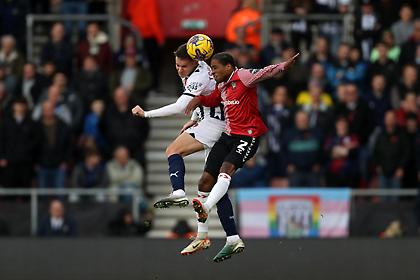 Οπαδοί της Σαουθάμπτον βγάζουν σύνθημα για οπαδό της Γουέστ Μπρομ που κοιμάται και τον αποθεώνουν όταν ξυπνά