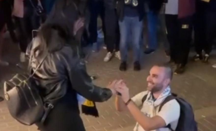 ΑΕΚ: Πρόταση γάμου από οπαδό της Μαρσέιγ στην OPAP Arena