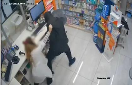 Ληστής «μπούκαρε» στο φαρμακείο του Σπύρου Μαρτίκα στο Κερατσίνι - Η υπάλληλος τον έσπρωχνε και τον χτυπούσε