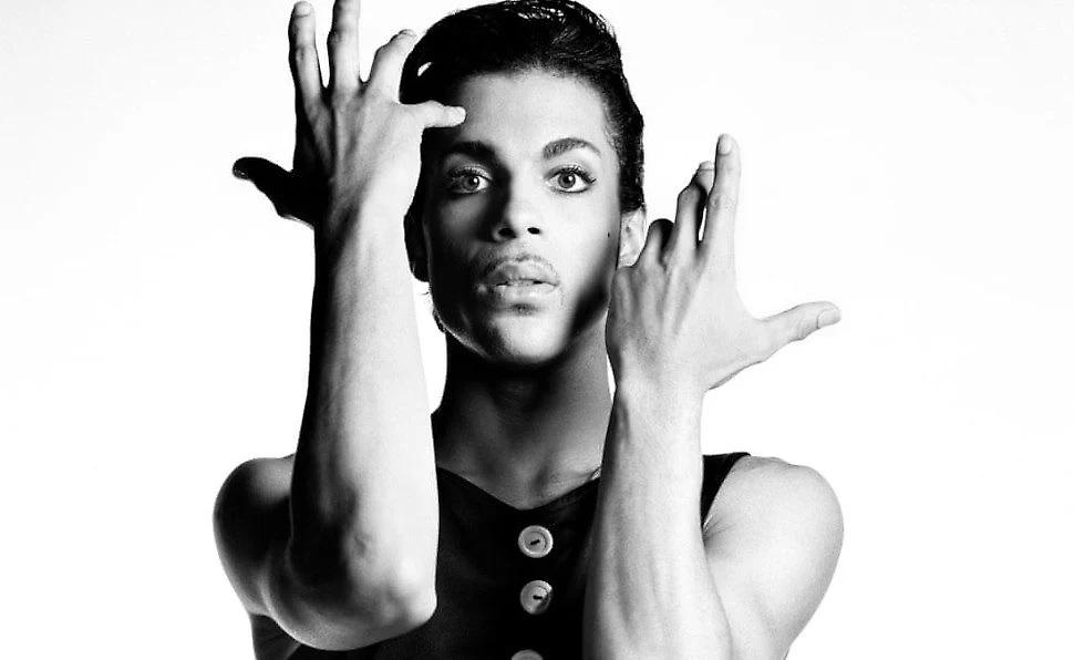 Prince: Σε δημοπρασία εμβληματικά κοστούμια της γκαρνταρόμπας του καλλιτέχνη