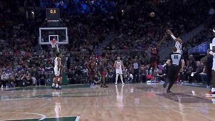 Τρομερό εκτός ισορροπίας buzzer-beater τρίποντο του Γιάννη Αντετοκούνμπο στο Μπακς-Μπουλς