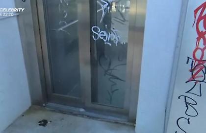 Βανδαλισμοί στην πεζογέφυρα της Αγίας Παρασκευής - Βρόμικο και εκτός λειτουργίας το ασανσέρ