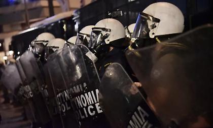 Κλειστή η κάθοδος της λεωφόρου Μεσογείων - Ρομά άναψαν φωτιές για τον θάνατο του 17χρονου στη Βοιωτία