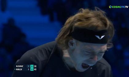 Ξέσπασε μετά από συνεχόμενα λάθη του σπάζοντας τη ρακέτα στο γόνατό του ο Ρούμπλεφ!