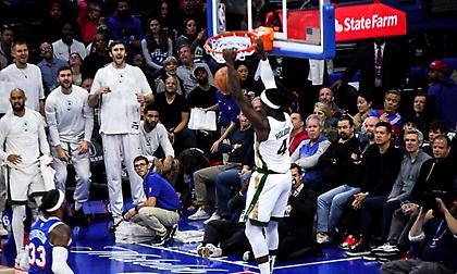 «Παρέλαση» οι Σέλτικς στη Φιλαδέλφεια - Άλωσαν το Τορόντο με μυθικό Λίλαρντ οι Μπακς