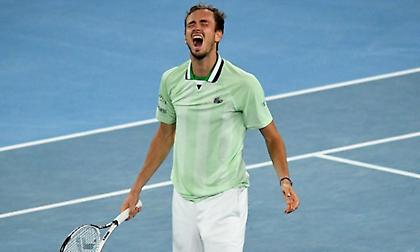 Νίκησε τον Ζβέρεφ και τσέκαρε το εισιτήριο για τα ημιτελικά του ATP Finals ο Μεντβέντεφ