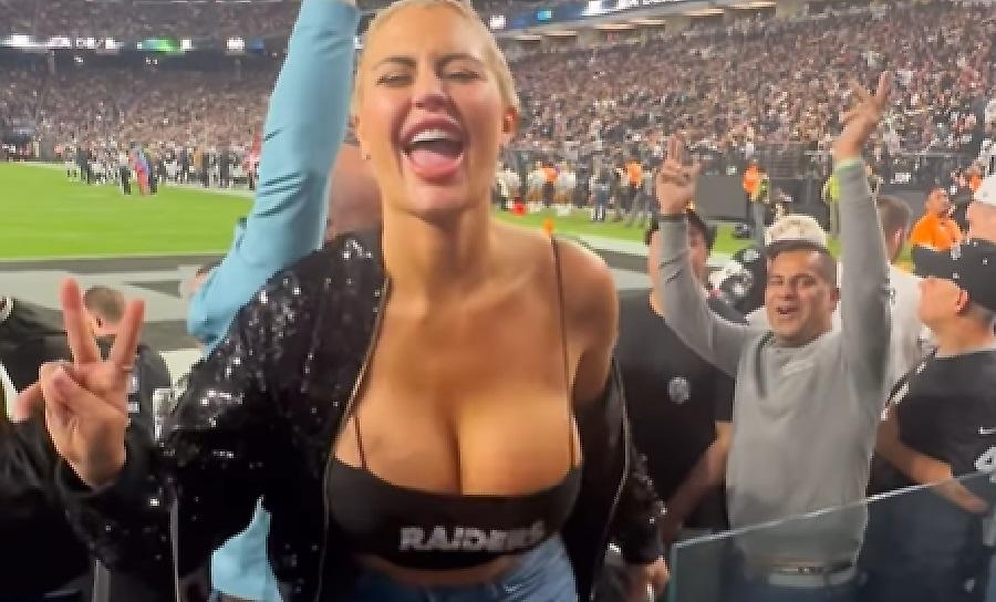 Τύπισσα έβγαλε το στήθος της σε αγώνα και την έδιωξαν από το γήπεδο