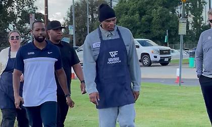 Respect για Γουέστμπρουκ: Μοίρασε ο ίδιος γαλοπούλες και γεύματα σε άπορους