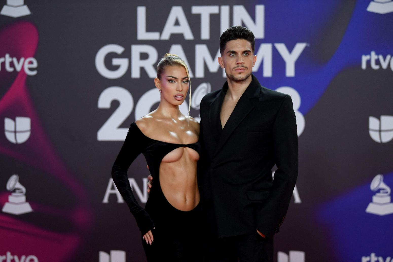 Η σούπερ σέξι εμφάνιση της συντρόφου του Μπάρτρα στα Latin Grammy