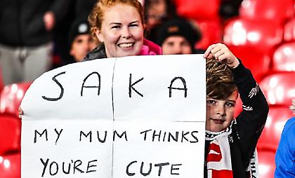 Πιτσιρικάς από τη Μάλτα έσκασε στο ματς με την Αγγλία με πλακάτ που... κάρφωνε τα αισθήματα της μαμάς του για τον Σάκα!