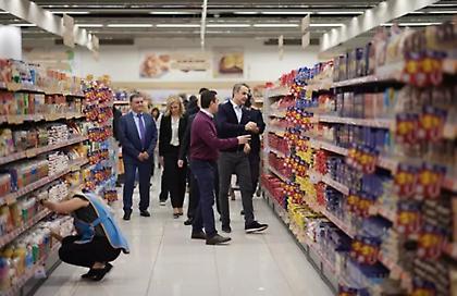 Αιφνιδιαστική επίσκεψη Μητσοτάκη σε σούπερ μάρκετ