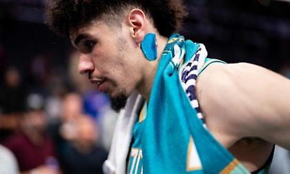 Το ΝΒΑ επέβαλλε στον ΛαΜέλο Μπολ να καλύπτει το τατουάζ στον λαιμό του!