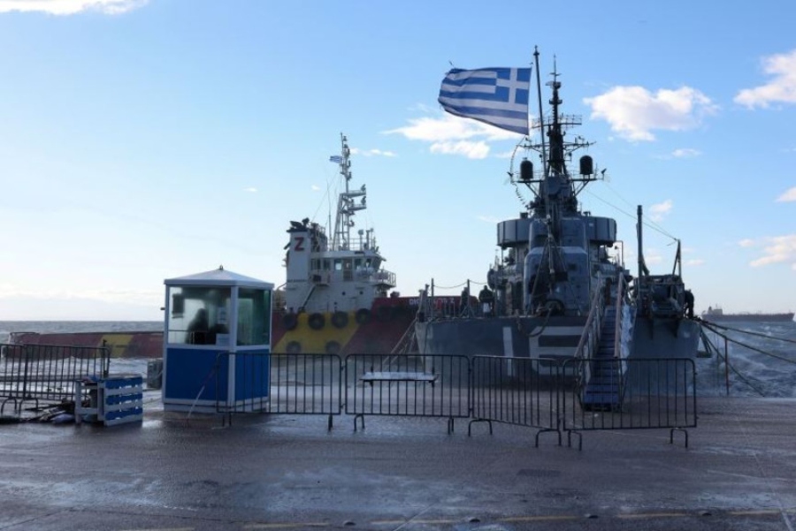 Θεσσαλονίκη: Χτυπήθηκε το «Βέλος» από τα λυσσασμένα κύματα