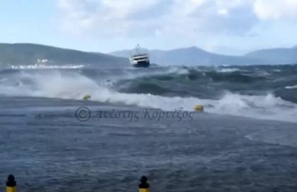 Συγκλονιστικό βίντεο από τη μάχη με τα κύματα που δίνει το πλοίο «Αχαιός» για να δέσει στο λιμάνι της Αίγινας