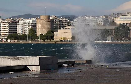 Καιρός: Θυελλώδεις άνεμοι και την Κυριακή - Πού θα εκδηλωθούν καταιγίδες