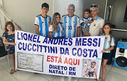 Η βραζιλιάνικη οικογένεια με γιους τους Μαραντόνα, Ρικέλμε, Μέσι που στηρίζει φανατικά Αργεντινή!