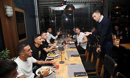 «Ενωμένοι μέσα και έξω από το γήπεδο»: Δείπνο για τα γενέθλια του Πογέτ στην Εθνική Ελλάδος