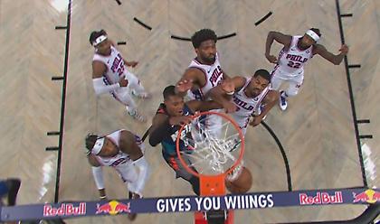 Αδιανόητο κάρφωμα του Λόνι Γουόκερ: Έβαλε και τους «5» των 76ers στο καλάθι!