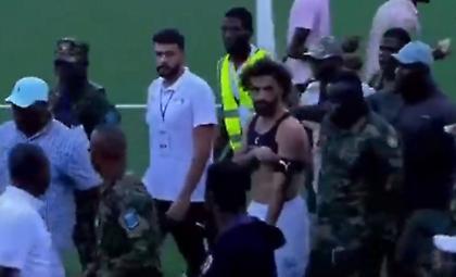 Χαμός στη Σιέρα Λεόνε, έφυγε με στρατιωτική συνοδεία ο Σαλάχ μετά από εισβολή οπαδών!