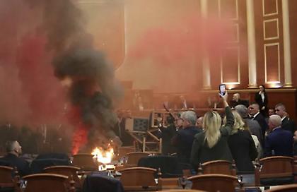 Αλβανία: Η στιγμή που η αντιπολίτευση ανάβει καπνογόνα μέσα στη Βουλή για να διαμαρτυρηθεί για τον προϋπολογισμό