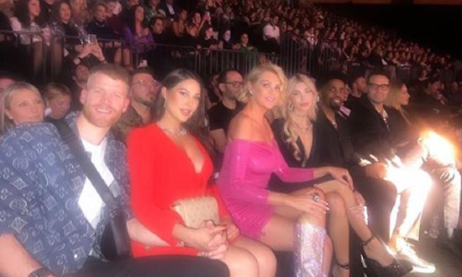 Έκανε πασαρέλα με ροζ φόρεμα η Μπέριλ - Παρών ο ΜακΚίσικ και ο Γουόκαπ με την εντυπωσιακή σύντροφό του