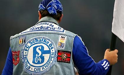 Οπαδός της Σάλκε ξήλωσε προστατευτικά καλωδίων επειδή του θύμιζαν την Ντόρτμουντ!