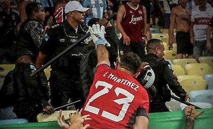 Ο Εμιλιάνο Μαρτίνες όρμησε σε αστυνομικό στις κερκίδες που χτύπαγε τους Αργεντινούς