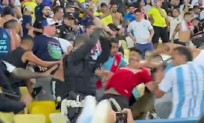 Σκηνικά χάους στις εξέδρες του «Μαρακανά»: Πεδίο μάχης και επεισόδια αστυνομίας-οπαδών