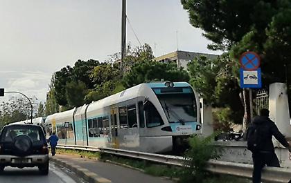 Έφυγε από τις ράγες ο Προαστιακός στο κέντρο της Πάτρας - Λαχτάρησαν οι 72 επιβάτες!