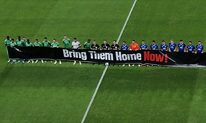 Μακάμπι Χάιφα: Δεν κράτησε πανό που ζητούσε απελευθέρωση ομήρων από τη Χαμάς και προκάλεσε αντιδράσεις ο Σούντγκρεν