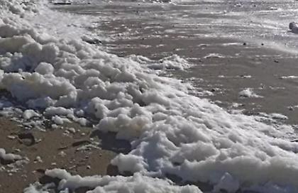 «Cappuccino coast»: Γέμισαν αφρούς οι παραλίες της Νότιας Κρήτης - Δείτε φωτογραφίες