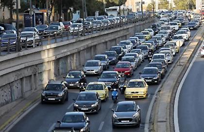 Μποτιλιάρισμα στα δύο ρεύματα της Κηφισίας, στο ύψος της Φιλοθέης λόγω τροχαίου
