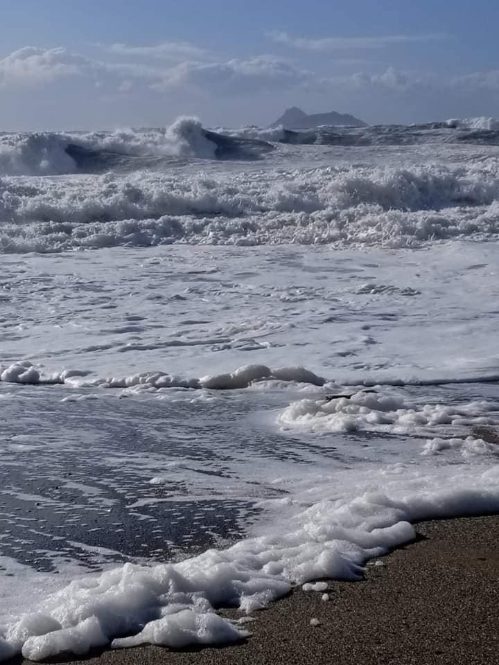 «Cappuccino coast»: Γέμισαν αφρούς οι παραλίες της Νότιας Κρήτης