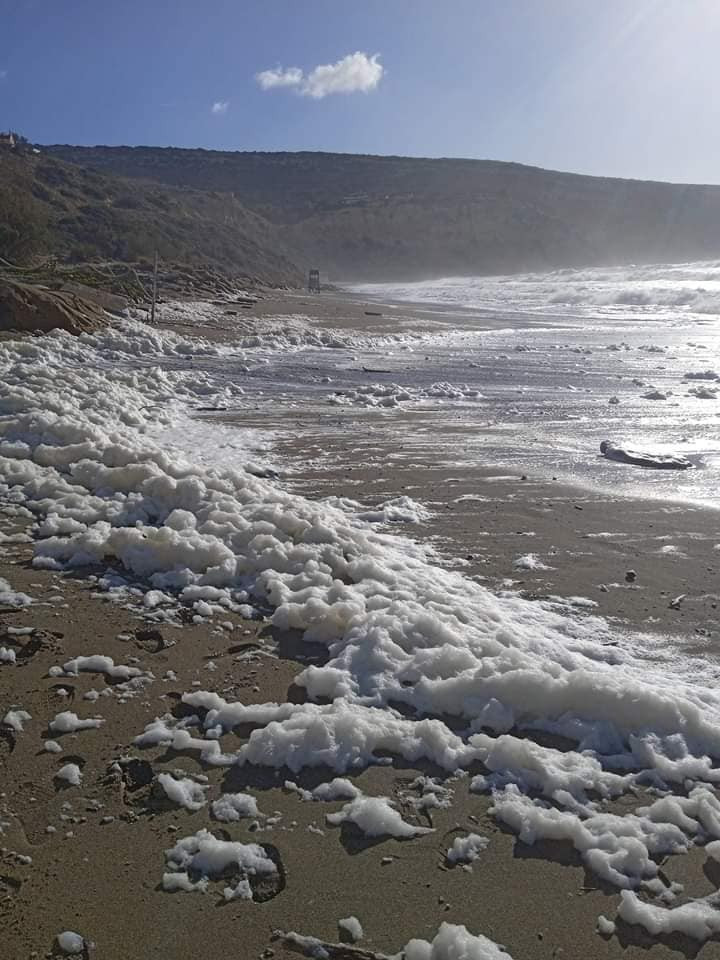 «Cappuccino coast»: Γέμισαν αφρούς οι παραλίες της Νότιας Κρήτης