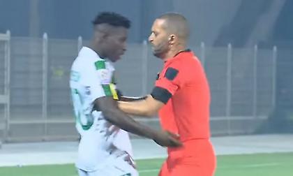 Ποδοσφαιριστής κόλλησε τη μούρη του σε διαιτητή για κίτρινη κάρτα και εκείνος τον έσπρωξε και τον απέβαλε!