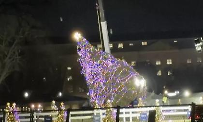 Θυελλώδεις άνεμοι έριξαν το Χριστουγεννιάτικο δέντρο μπροστά από τον Λευκό Οίκο