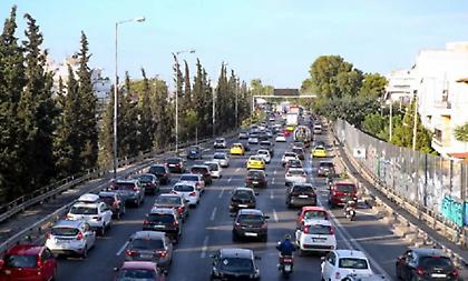 Μποτιλιάρισμα στον Κηφισό: Καραμπόλα 4 οχημάτων στην άνοδο - Αυξημένη κίνηση και στην παραλιακή