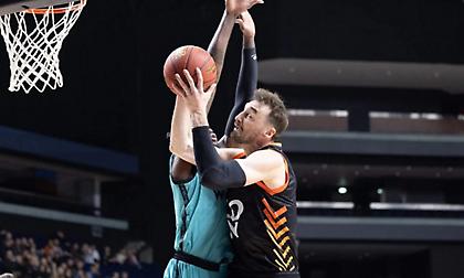 Ανεβαίνουν οι Λάιονς, πρώτη νίκη για Σλασκ