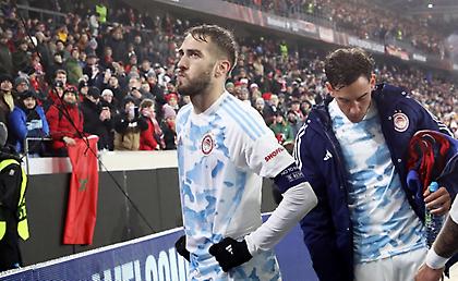 Οι παίκτες του Ολυμπιακού πήγαν στους οπαδούς και αποδοκιμάστηκαν έντονα!