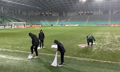 Απίστευτο σκηνικό: Οι άνθρωποι της Ολίμπια Λιουμπλιάνας στεγνώνουν τον αγωνιστικό χώρο σκουπίζοντάς το με πετσέτες!