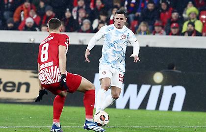 Έγινε αναγκαστική αλλαγή και αποχώρησε με φορείο ο Ποντένσε