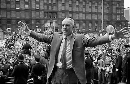 Ο Σάνκλι έκανε τους ανθρώπους ευτυχισμένους και το μόνο… οφσάιντ ήταν η ατάκα για τη ζωή, τον θάνατο και το ποδόσφαιρο!