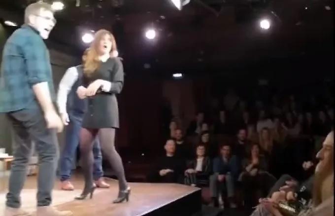 Από την εκκλησία στο θέατρο η Δήμητρα Ματσούκα – Πέταξε την ανθοδέσμη της στο κοινό