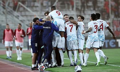 Φοβερή στιγμή: Ο Μασούρας σκόραρε και πανηγύρισε στην αγκαλιά του Μαρτίνεθ - Ακυρώθηκε τελικά το γκολ!