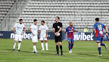 Πασούλες από τους παίκτες Βόλου και Ολυμπιακού στο «Πανθεσσαλικό», το… έληξαν ως σεβασμό στον τραυματισμό του Κόστιτς!