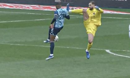 Το... δολοφονικό τάκλιν με «καρατιά» του Τζίτζι Ντοναρούμα που έφερε την αποβολή του