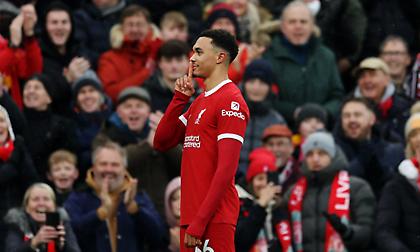 Η απίθανη εκτέλεση φάουλ του Άρνολντ και η άπιαστη «βολίδα» του Μακ Άλιστερ: Οι γκολάρες της Λίβερπουλ κόντρα στη Φούλαμ