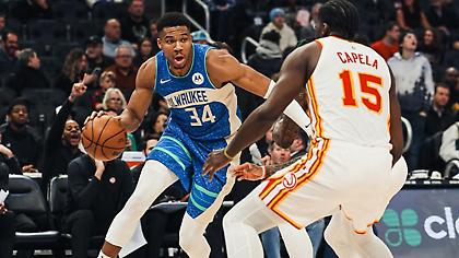 Το triple-double του Γιάννη κόντρα στους Χοκς