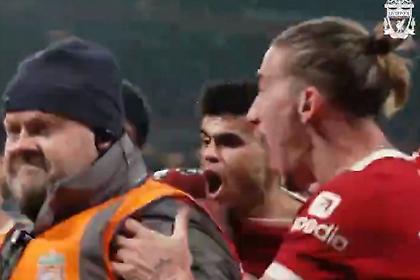 Παράνοια: Ο Τσιμίκας ταρακούναγε τον σεκιούριτι μετά το γκολ του Άρνολντ για τη νίκη της Λίβερπουλ